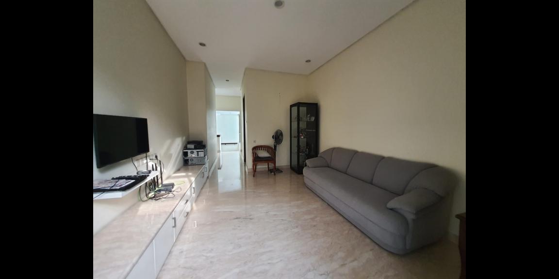 Rumah Bagus Elegan HGB di Graha Natura, Surabaya Rumah Bagus Elegan HGB di Graha Natura, Surabaya