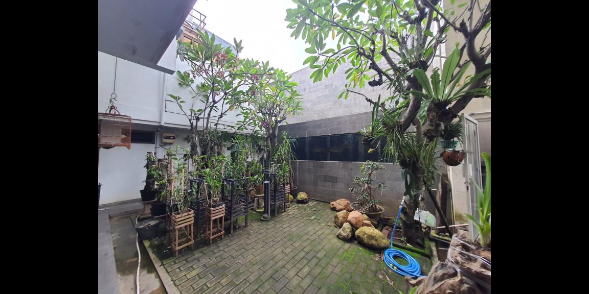 Rumah Bagus Elegan HGB di Graha Natura, Surabaya Rumah Bagus Elegan HGB di Graha Natura, Surabaya