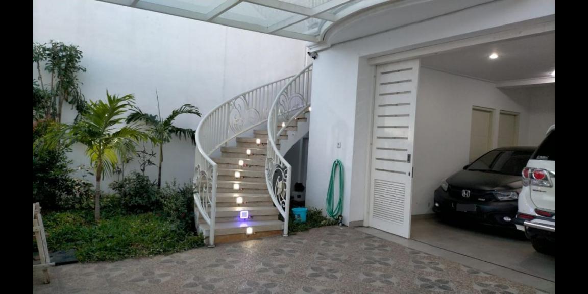 Jual Rumah Mewah Strategis di Jalan Petemon Kota Surabaya Jual Rumah Mewah Strategis di Jalan Petemon Kota Surabaya