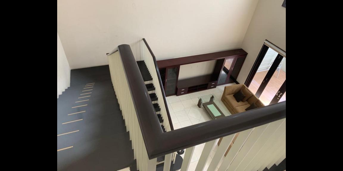 Rumah Mewah Minimalis Siap Huni di Graha Family Surabaya Rumah Mewah Minimalis Siap Huni di Graha Family Surabaya