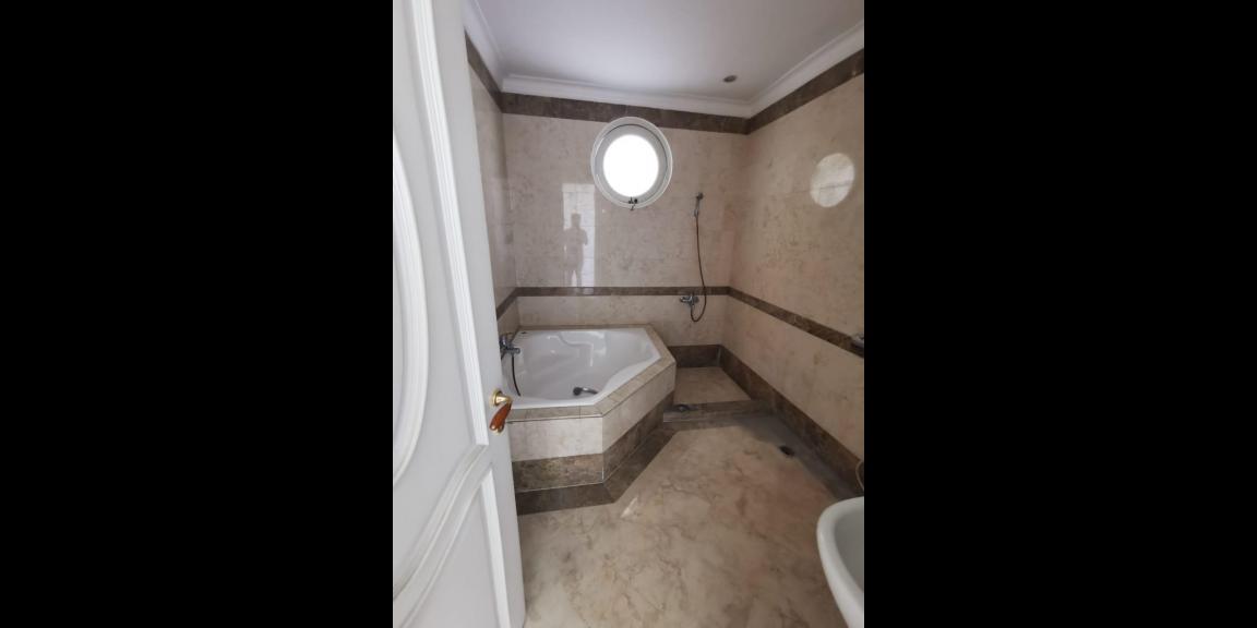 Rumah Mewah Graha Family Klasik Bagus di Kota Surabaya Rumah Mewah Graha Family Klasik Bagus di Kota Surabaya