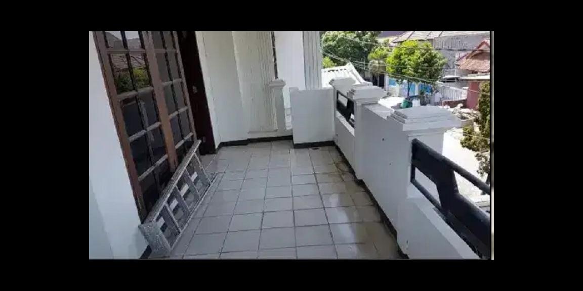 Rumah Mewah 2 Lantai di Kutisari Selatan Kota Surabaya Rumah Mewah 2 Lantai di Kutisari Selatan Kota Surabaya