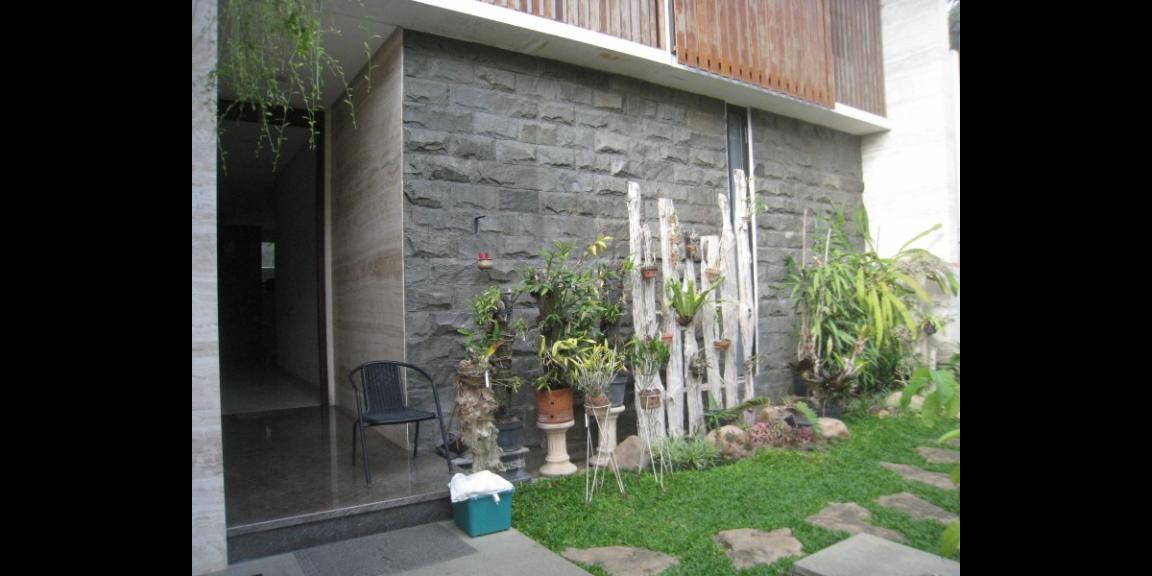 Rumah Bagus Elegan HGB di Graha Natura, Surabaya Rumah Bagus Elegan HGB di Graha Natura, Surabaya