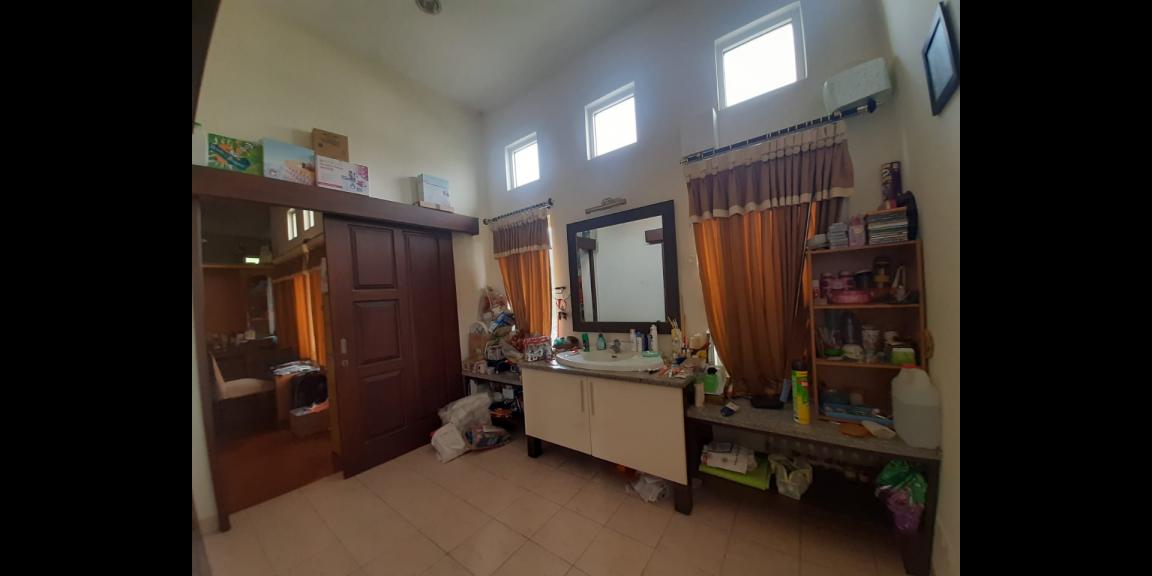 Jual Rumah Mewah di Jalan Barata Jaya Kota Surabaya Jual Rumah Mewah di Jalan Barata Jaya Kota Surabaya