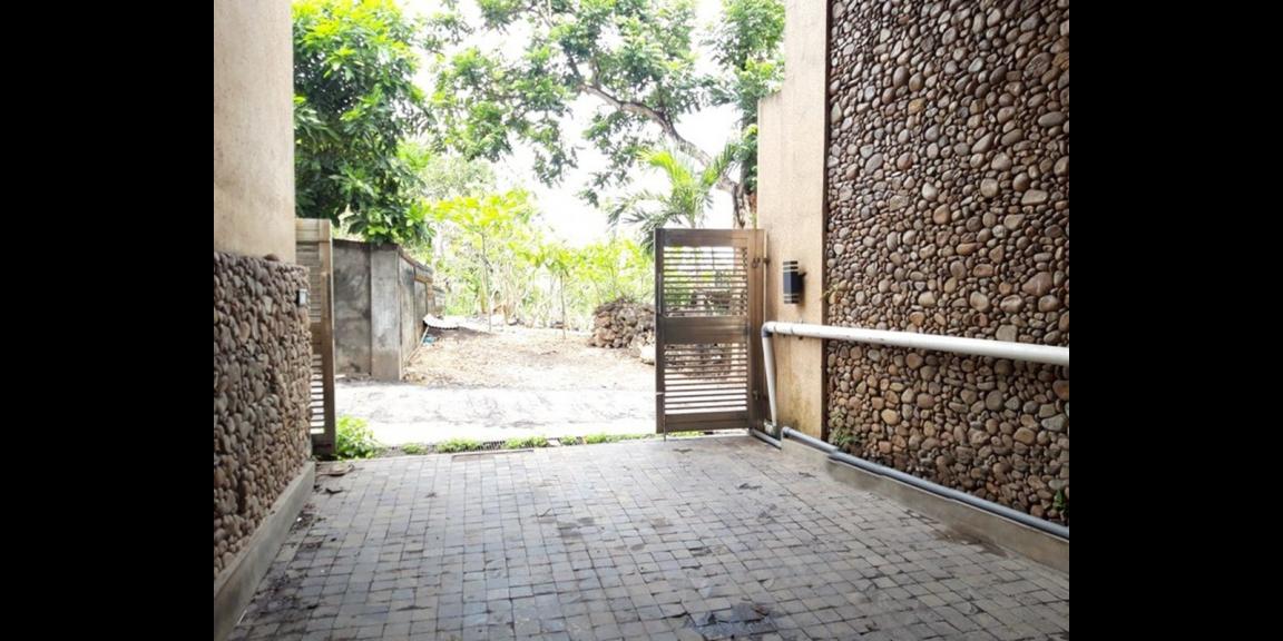 Rumah Mewah Kosong di Jalan Pantai Balangan Kuta Rumah Mewah Kosong di Jalan Pantai Balangan Kuta