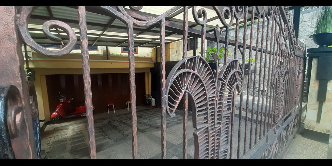 RUMAH DUA LANTAI SIAP HUNI DENGAN INDOOR SWIMMING POOL DI DAGO ASRI KOTA BANDUNG RUMAH DUA LANTAI SIAP HUNI DENGAN INDOOR SWIMMING POOL DI DAGO ASRI KOTA BANDUNG