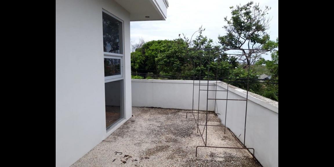 Rumah Mewah Kosong di Jalan Pantai Balangan Kuta Rumah Mewah Kosong di Jalan Pantai Balangan Kuta