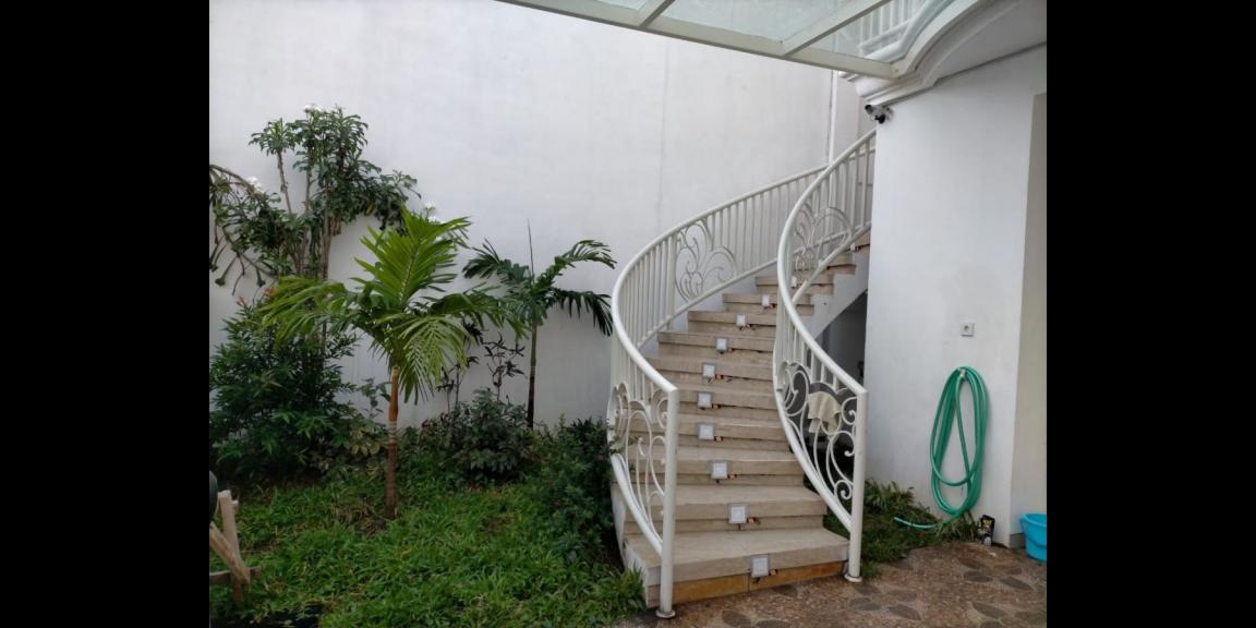 Jual Rumah Mewah Strategis di Jalan Petemon Kota Surabaya Jual Rumah Mewah Strategis di Jalan Petemon Kota Surabaya