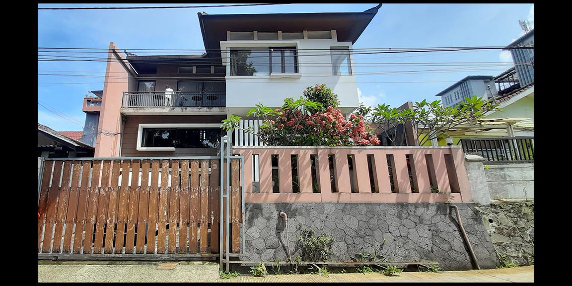 DIJUAL RUMAH TIGA LANTAI DI BANDUNG DIJUAL RUMAH TIGA LANTAI DI BANDUNG