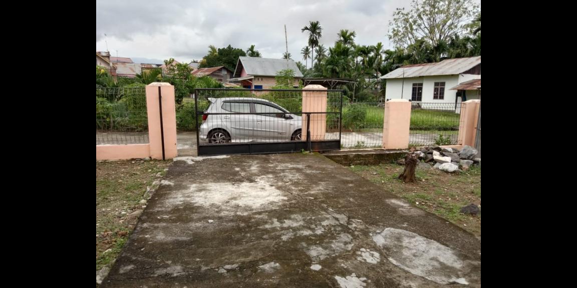 rumah halaman parkir mobil luas dan jalan lebar rumah halaman parkir mobil luas dan jalan lebar