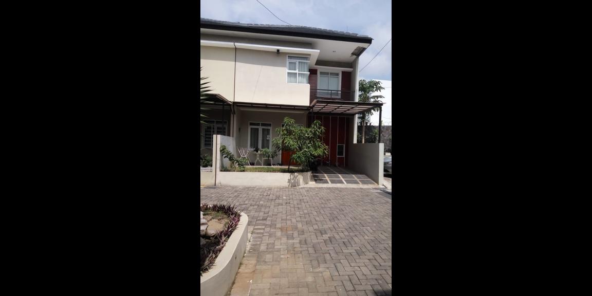 RUMAH DUA LANTAI GAYA MINIMALIS DI PADASUKA BANDUNG RUMAH DUA LANTAI GAYA MINIMALIS DI PADASUKA BANDUNG