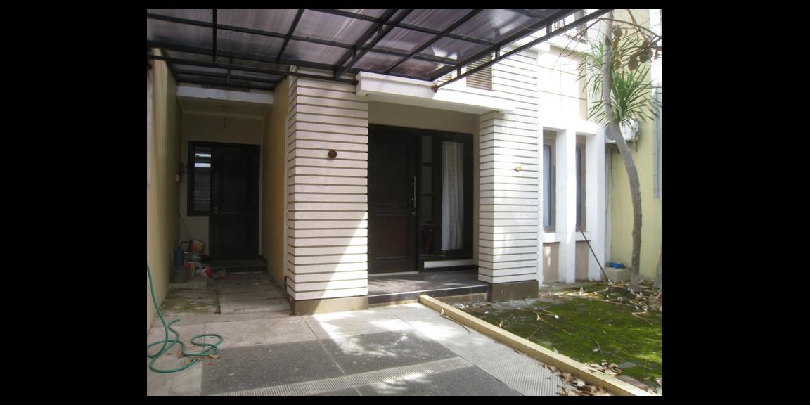 Rumah Central Park Ahmad Yani Surabaya - Great Location, Cosy & Secure. Rumah Central Park Ahmad Yani Surabaya - Great Location, Cosy & Secure.