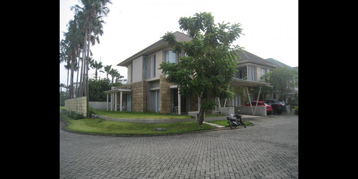 Rumah Modern Lux Royal Residence Crown Hill Surabaya. Rumah Modern Lux Royal Residence Crown Hill Surabaya.