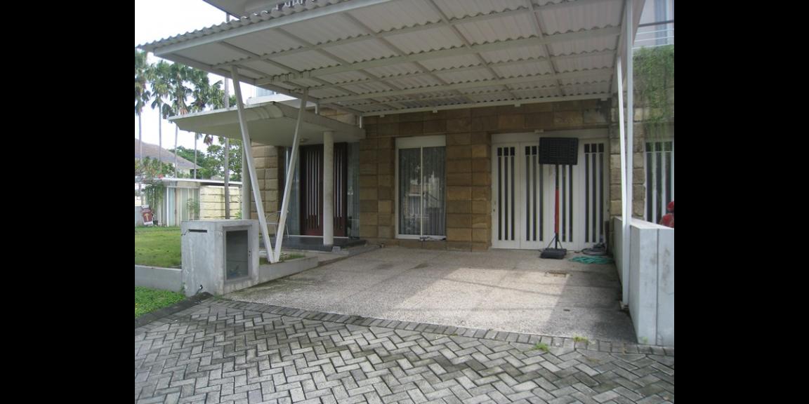 Rumah Modern Lux Royal Residence Crown Hill Surabaya. Rumah Modern Lux Royal Residence Crown Hill Surabaya.