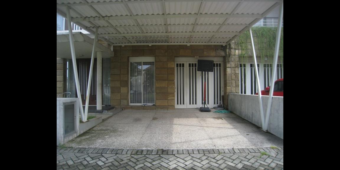 Rumah Modern Lux Royal Residence Crown Hill Surabaya. Rumah Modern Lux Royal Residence Crown Hill Surabaya.