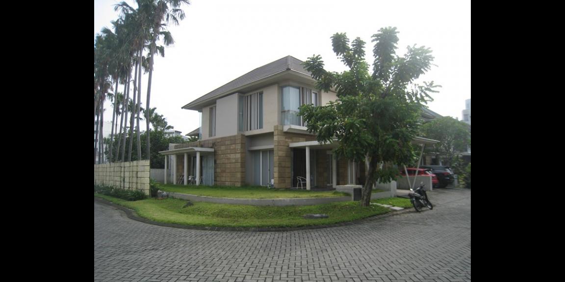 Rumah Modern Lux Royal Residence Crown Hill Surabaya. Rumah Modern Lux Royal Residence Crown Hill Surabaya.