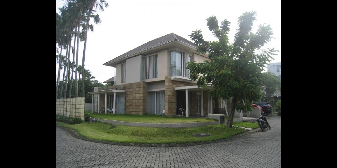 Rumah Modern Lux Royal Residence Crown Hill Surabaya. Rumah Modern Lux Royal Residence Crown Hill Surabaya.
