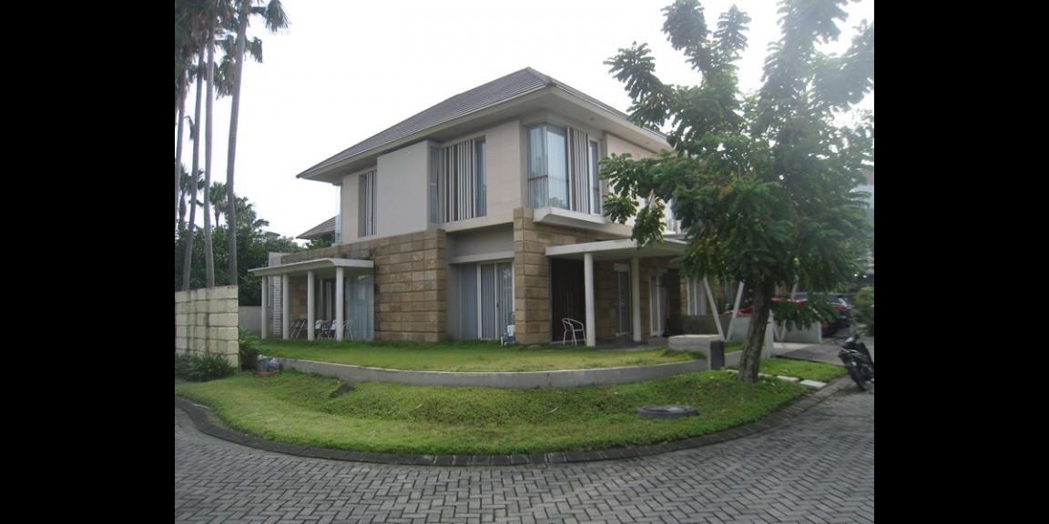Rumah Modern Lux Royal Residence Crown Hill Surabaya. Rumah Modern Lux Royal Residence Crown Hill Surabaya.