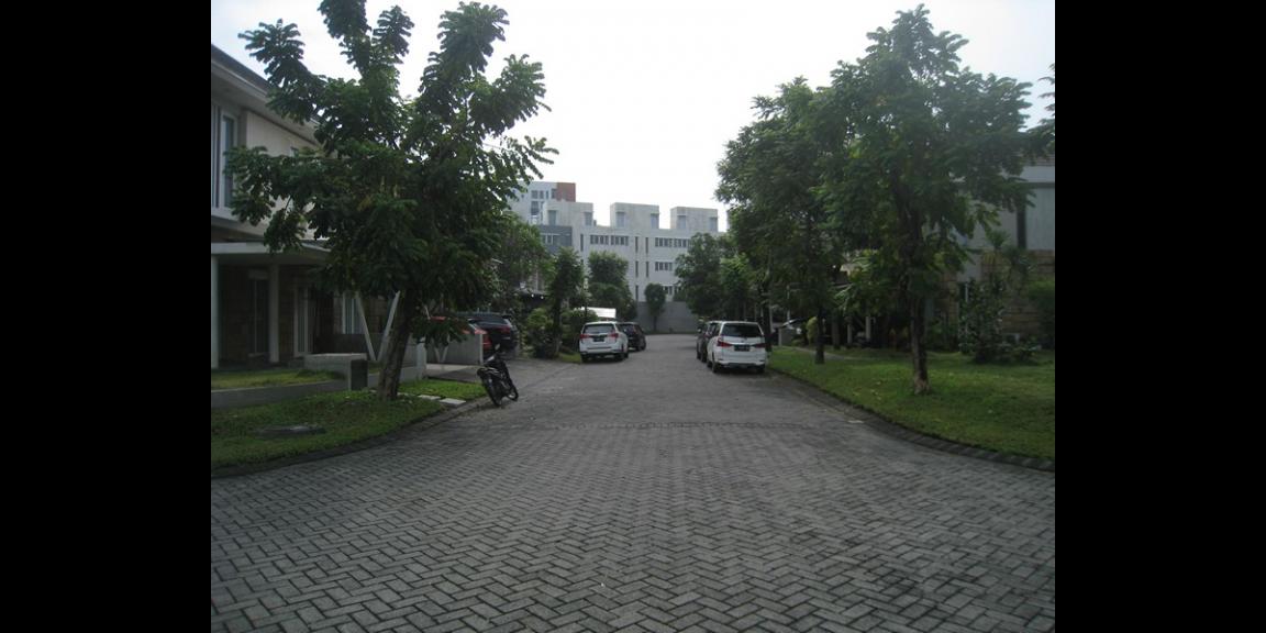 Rumah Modern Lux Royal Residence Crown Hill Surabaya. Rumah Modern Lux Royal Residence Crown Hill Surabaya.