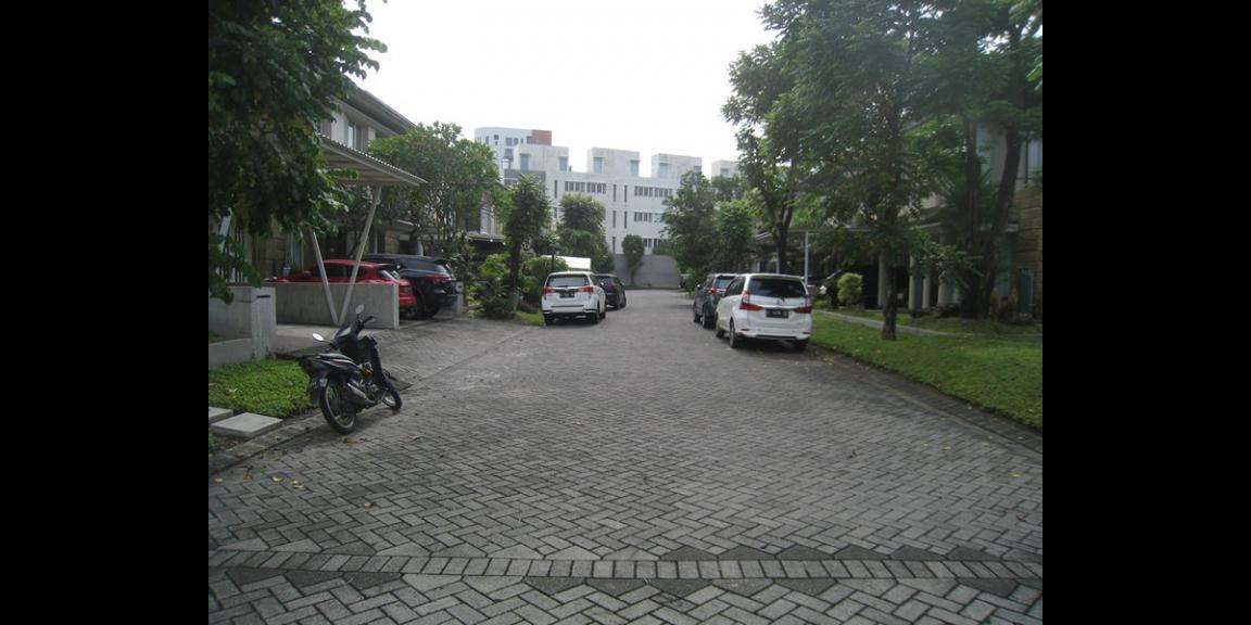 Rumah Modern Lux Royal Residence Crown Hill Surabaya. Rumah Modern Lux Royal Residence Crown Hill Surabaya.