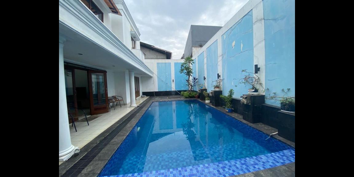 Ada kolam renangnya. Rumah second dijual di cinere, depok Ada kolam renangnya. Rumah second dijual di cinere, depok