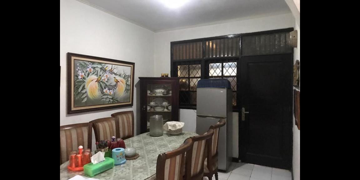 Ada kolam renangnya. Rumah second dijual di cinere, depok Ada kolam renangnya. Rumah second dijual di cinere, depok
