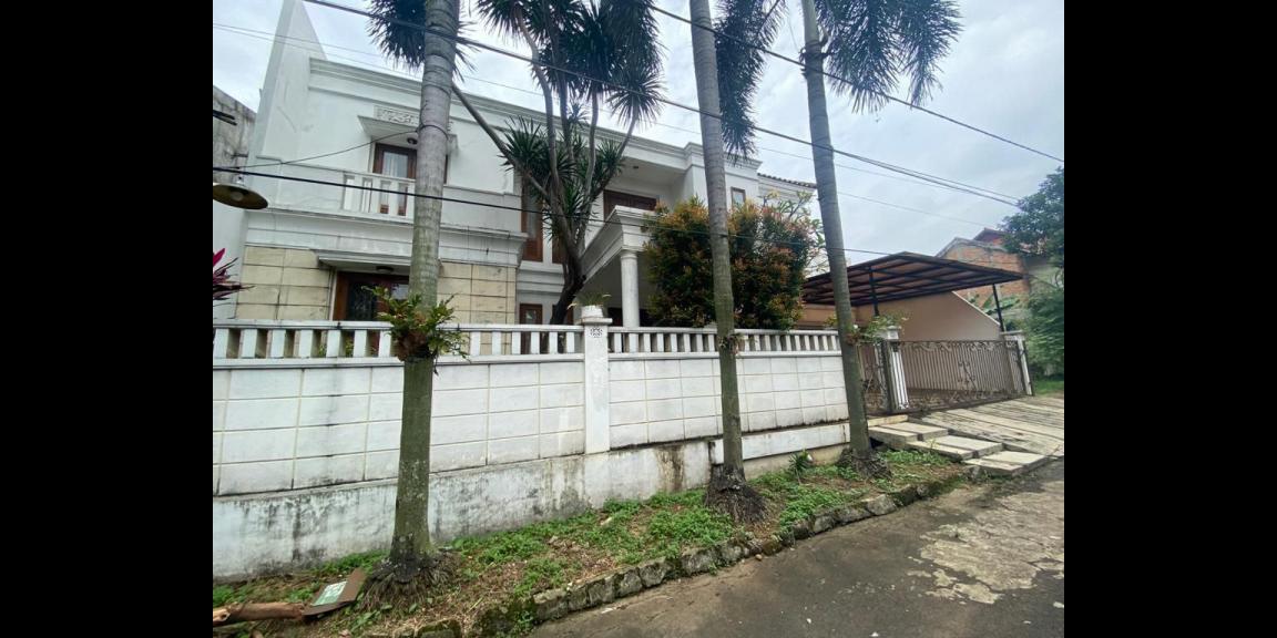 Ada kolam renangnya. Rumah second dijual di cinere, depok Ada kolam renangnya. Rumah second dijual di cinere, depok