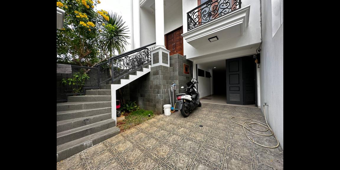 Rumah 3lantai strategis pusat bisnis Cempaka Putih Jakarta Pusat Rumah 3lantai strategis pusat bisnis Cempaka Putih Jakarta Pusat