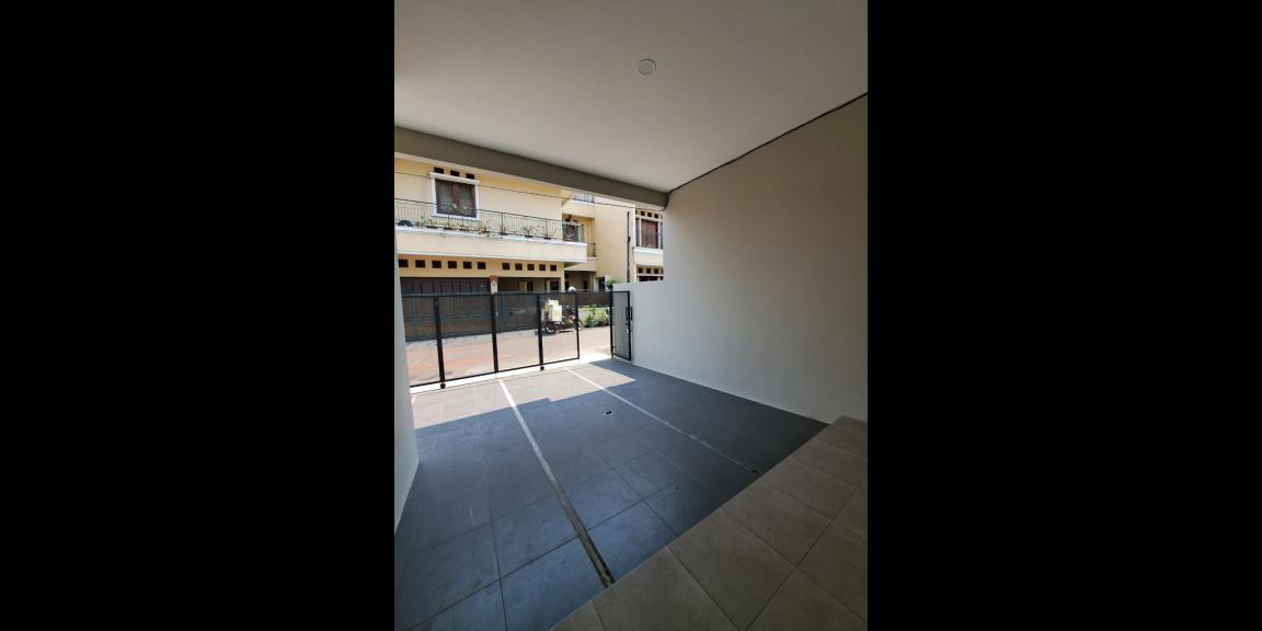 Rumah 2lantai rooftop dekat Stasiun Cawang Jakarta Timur Rumah 2lantai rooftop dekat Stasiun Cawang Jakarta Timur