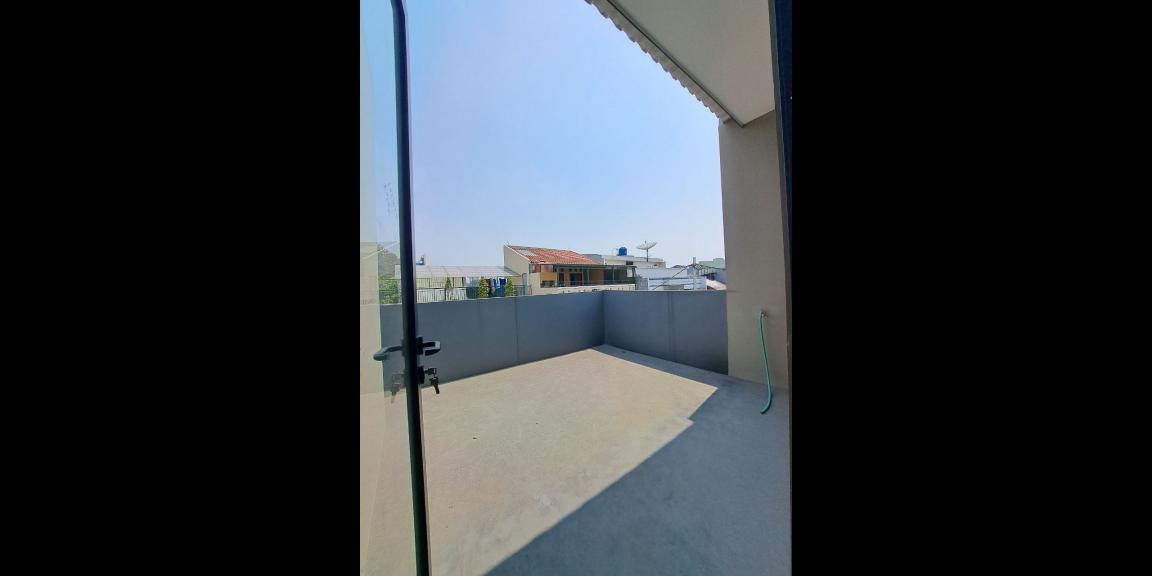 Rumah 2lantai rooftop dekat Stasiun Cawang Jakarta Timur Rumah 2lantai rooftop dekat Stasiun Cawang Jakarta Timur