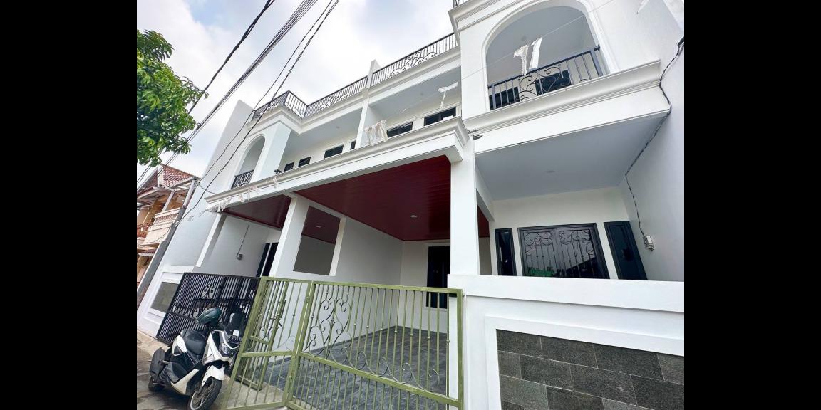 Rumah baru desain klasik bonus Rooftop Kalisari Jakarta Timur Rumah baru desain klasik bonus Rooftop Kalisari Jakarta Timur