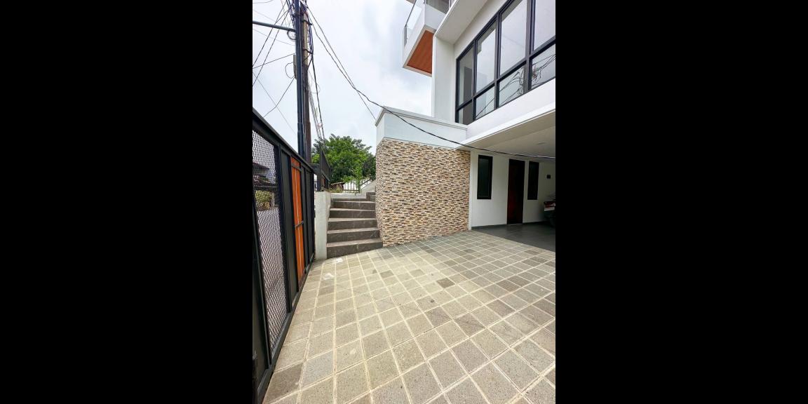 Rumah 3lantai modern kontemporer Duren Sawit Jakarta Timur Rumah 3lantai modern kontemporer Duren Sawit Jakarta Timur