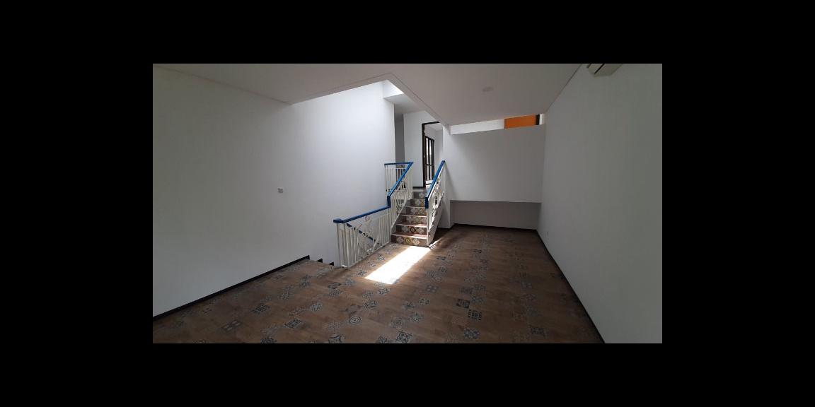 RUMAH BARU DUA LANTAI DENGAN ROOF TOP DI JAKARTA PUSAT RUMAH BARU DUA LANTAI DENGAN ROOF TOP DI JAKARTA PUSAT