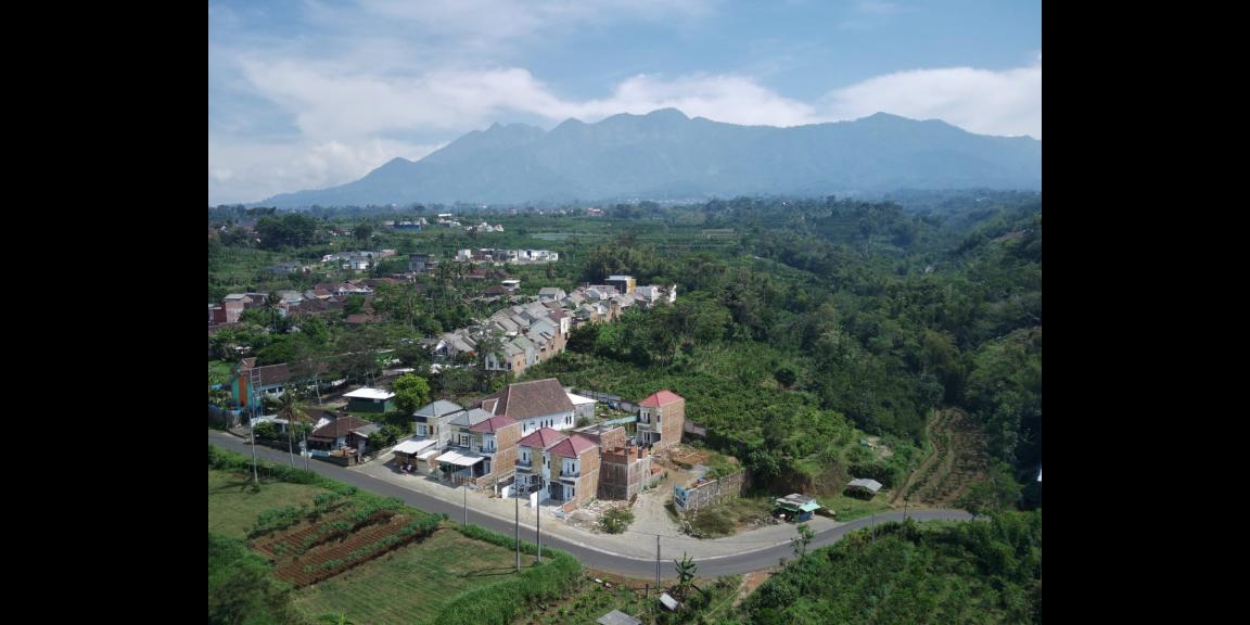 Perumahan mewah kota Batu 2 Lt type 70 Promo 465jt khusus 1 rumah saja pinggir jalan raya aspal. Perumahan mewah kota Batu 2 Lt type 70 Promo 465jt khusus 1 rumah saja pinggir jalan raya aspal.