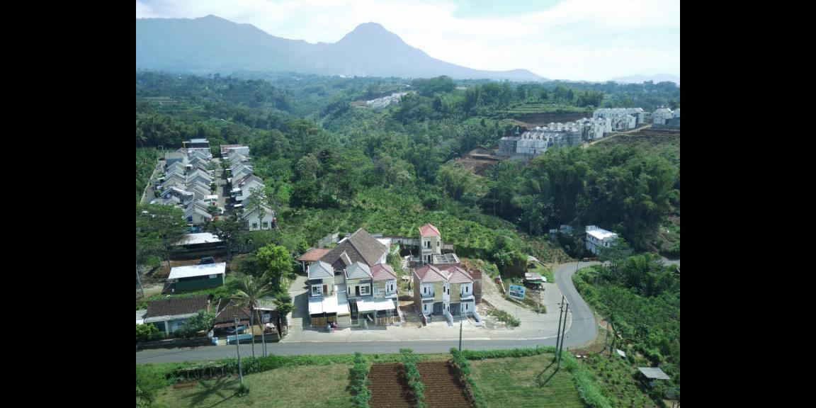 Perumahan mewah kota Batu 2 Lt type 70 Promo 465jt khusus 1 rumah saja pinggir jalan raya aspal. Perumahan mewah kota Batu 2 Lt type 70 Promo 465jt khusus 1 rumah saja pinggir jalan raya aspal.