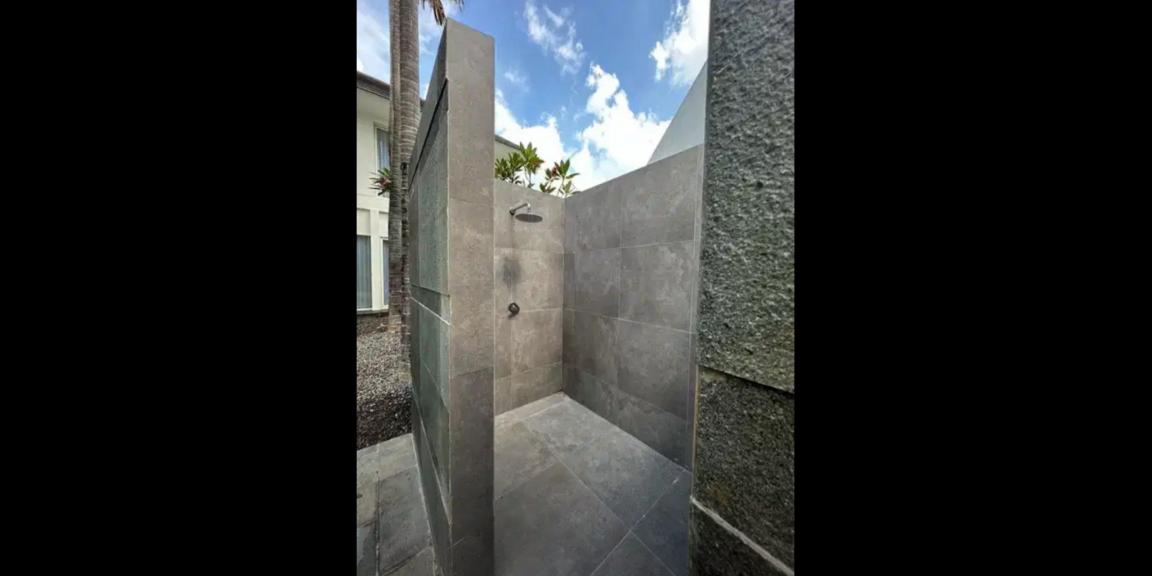 Rumah Private Pool Siap Huni di Perumahan Royal Residence Wiyung Surabaya Barat Rumah Private Pool Siap Huni di Perumahan Royal Residence Wiyung Surabaya Barat