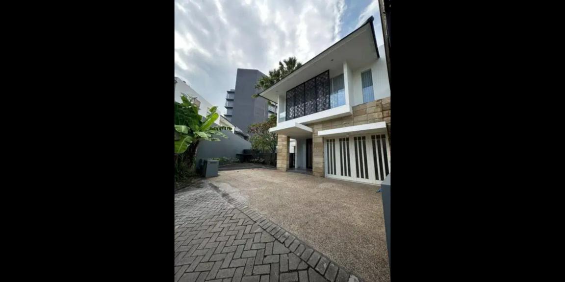 Rumah Private Pool Siap Huni di Perumahan Royal Residence Wiyung Surabaya Barat Rumah Private Pool Siap Huni di Perumahan Royal Residence Wiyung Surabaya Barat