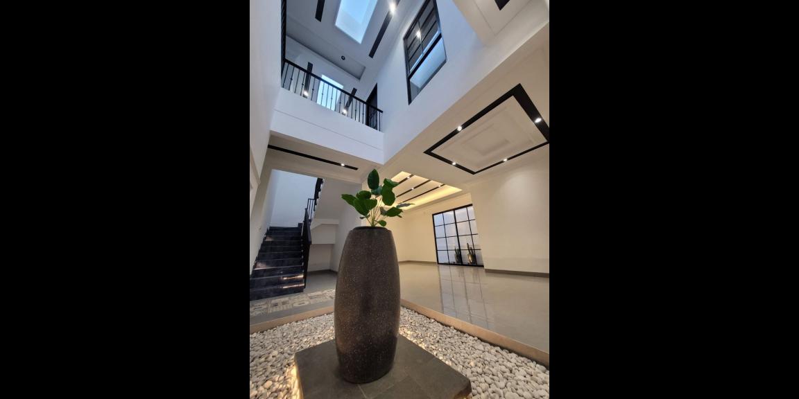 Rumah Colonial Modern Baru Gress di Kertajaya Indah Surabaya  Rumah Colonial Modern Baru Gress di Kertajaya Indah Surabaya