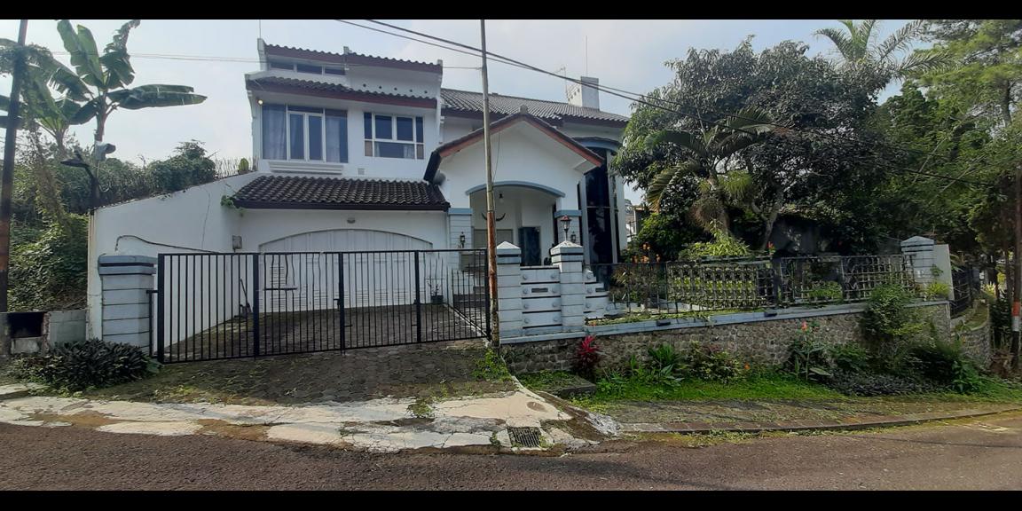 RUMAH DUA LANTAI GAYA AMERIKA SEMI FURNISHED SAYAP SETIABUDI BANDUNG RUMAH DUA LANTAI GAYA AMERIKA SEMI FURNISHED SAYAP SETIABUDI BANDUNG