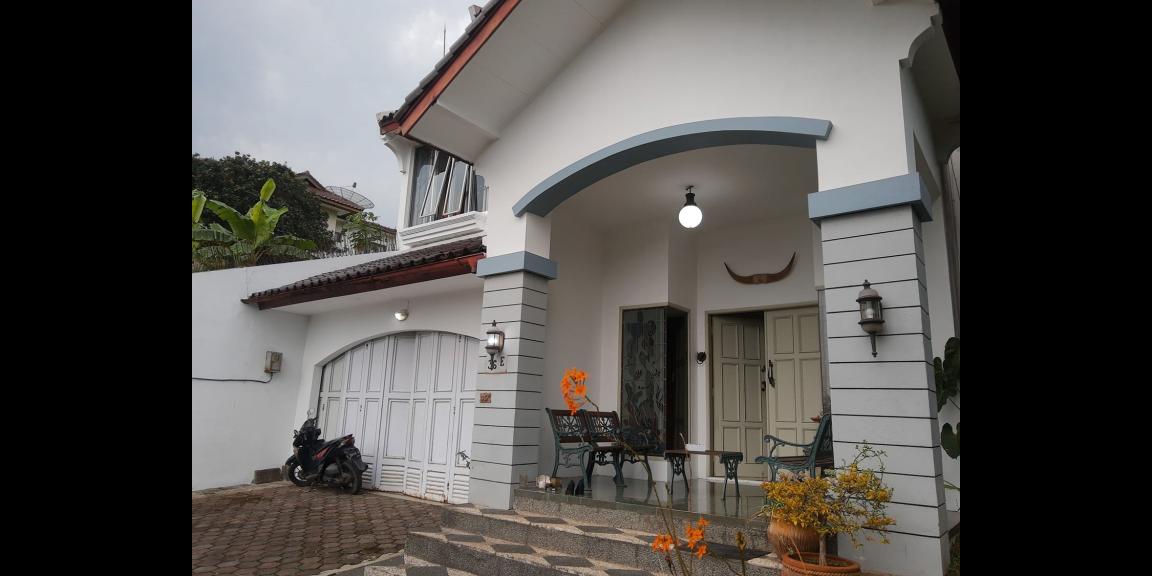 RUMAH DUA LANTAI GAYA AMERIKA SEMI FURNISHED SAYAP SETIABUDI BANDUNG RUMAH DUA LANTAI GAYA AMERIKA SEMI FURNISHED SAYAP SETIABUDI BANDUNG