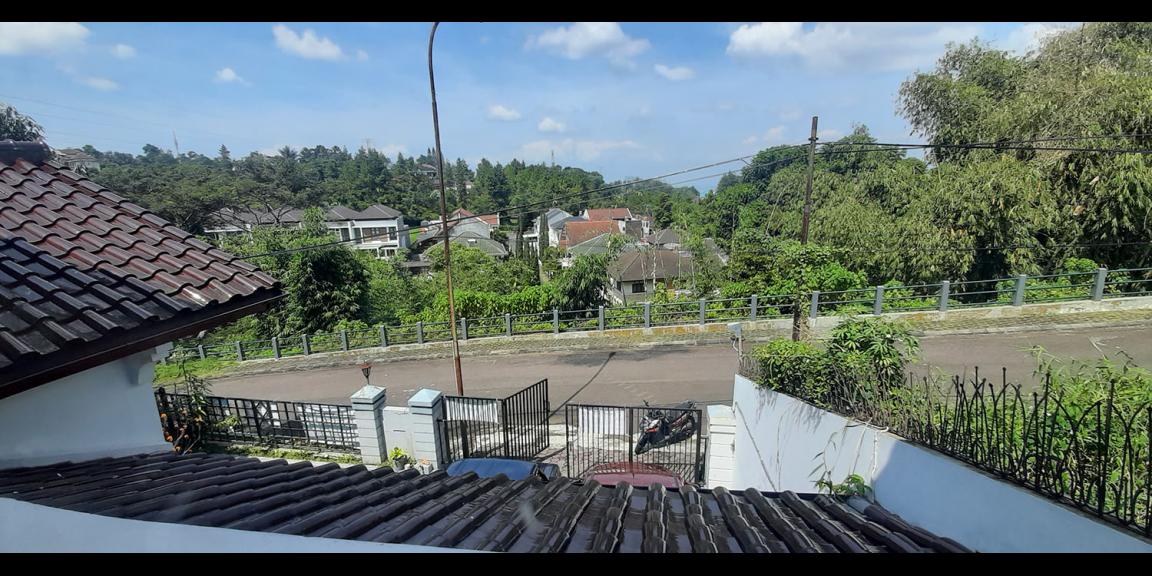 RUMAH DUA LANTAI GAYA AMERIKA SEMI FURNISHED SAYAP SETIABUDI BANDUNG RUMAH DUA LANTAI GAYA AMERIKA SEMI FURNISHED SAYAP SETIABUDI BANDUNG
