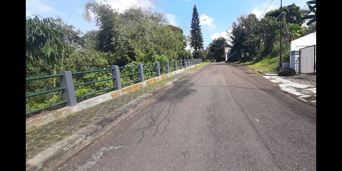 RUMAH DUA LANTAI GAYA AMERIKA SEMI FURNISHED SAYAP SETIABUDI BANDUNG RUMAH DUA LANTAI GAYA AMERIKA SEMI FURNISHED SAYAP SETIABUDI BANDUNG