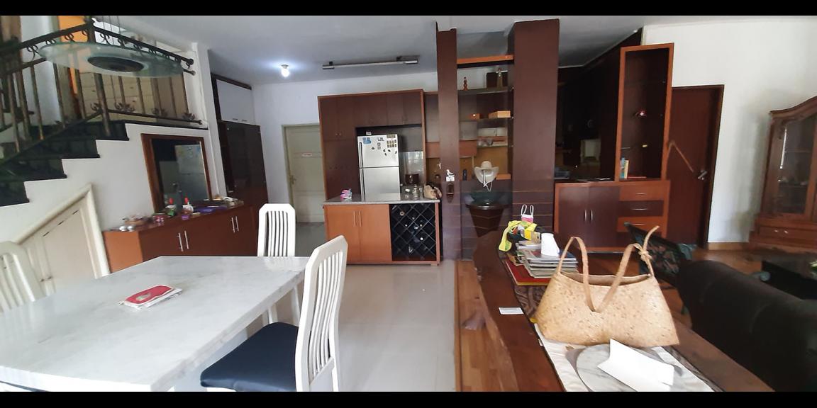 RUMAH DUA LANTAI GAYA AMERIKA SEMI FURNISHED SAYAP SETIABUDI BANDUNG RUMAH DUA LANTAI GAYA AMERIKA SEMI FURNISHED SAYAP SETIABUDI BANDUNG
