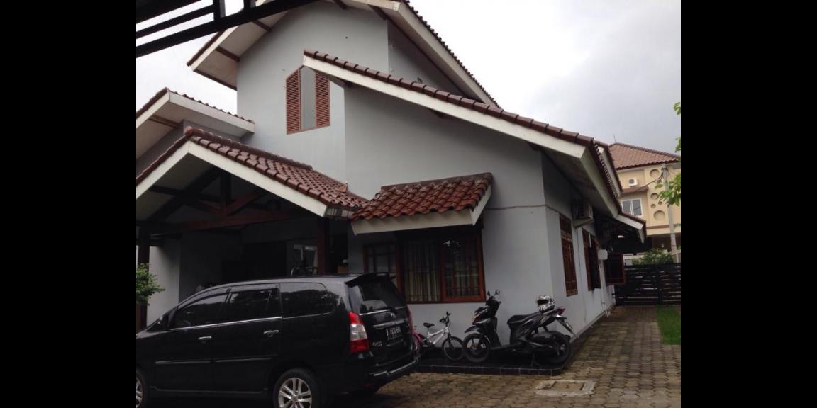 Tampak belakang bangunan. Carport bisa untuk belasan mobil Tampak belakang bangunan. Carport bisa untuk belasan mobil