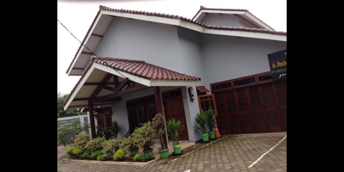 Tampak depan bangunan. Carport bisa untuk belasan mobil Tampak depan bangunan. Carport bisa untuk belasan mobil