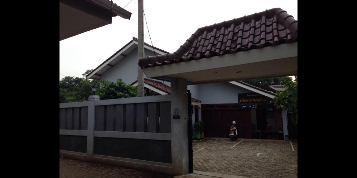 Gerbang dan tampak luar bangunan Gerbang dan tampak luar bangunan