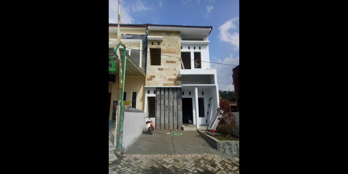 Perumahan mewah kota Batu 2 Lt type 70 Promo 465jt khusus 1 rumah saja pinggir jalan raya aspal. Perumahan mewah kota Batu 2 Lt type 70 Promo 465jt khusus 1 rumah saja pinggir jalan raya aspal.