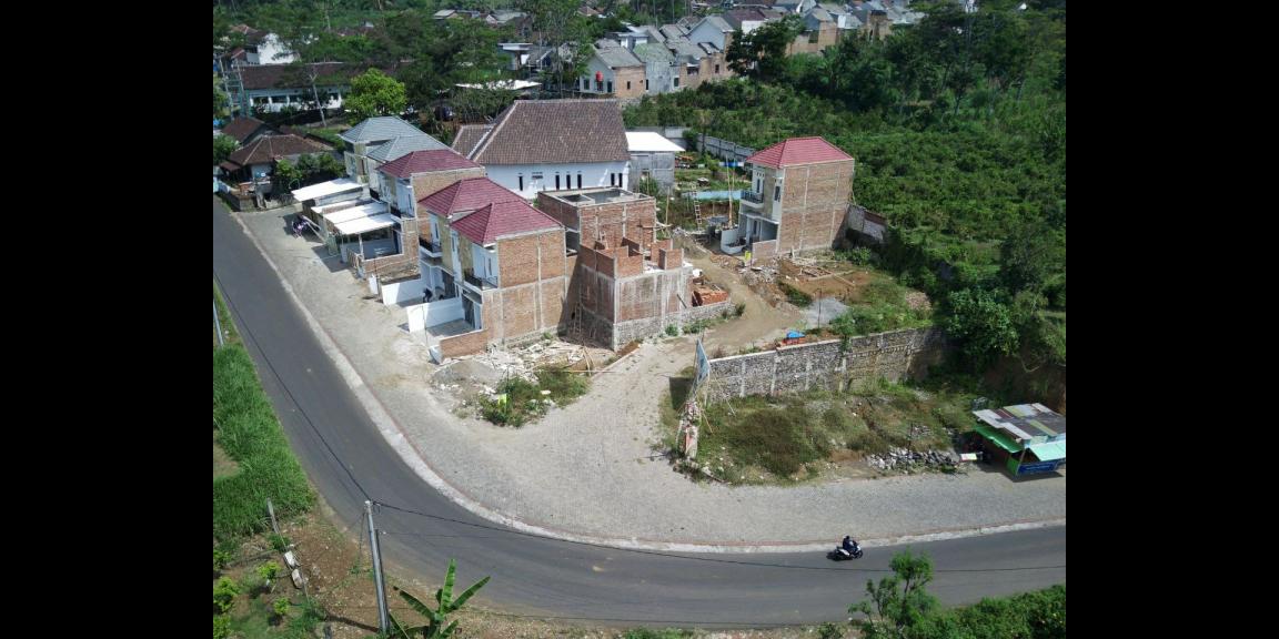 Perumahan mewah kota Batu 2 Lt type 70 Promo 465jt khusus 1 rumah saja pinggir jalan raya aspal. Perumahan mewah kota Batu 2 Lt type 70 Promo 465jt khusus 1 rumah saja pinggir jalan raya aspal.