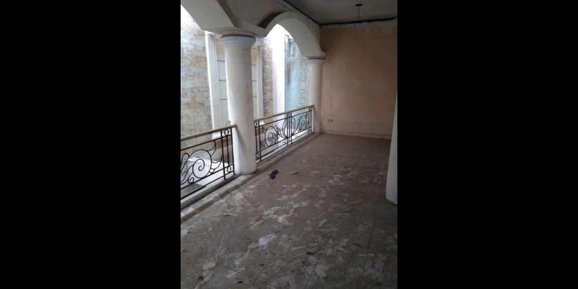 Rumah Luas Di Pinggir Jalan Rumah Luas Di Pinggir Jalan