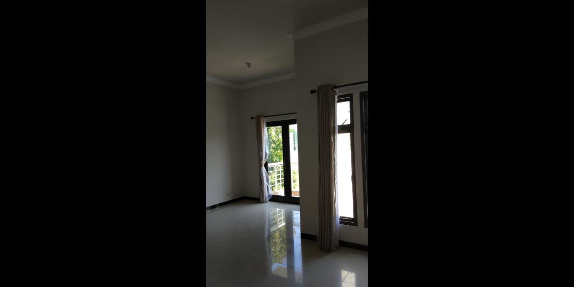 Sewa Rumah Apik, Siap Huni Royal Residence, Kensington, Wiyung, Surabaya. Sewa Rumah Apik, Siap Huni Royal Residence, Kensington, Wiyung, Surabaya.